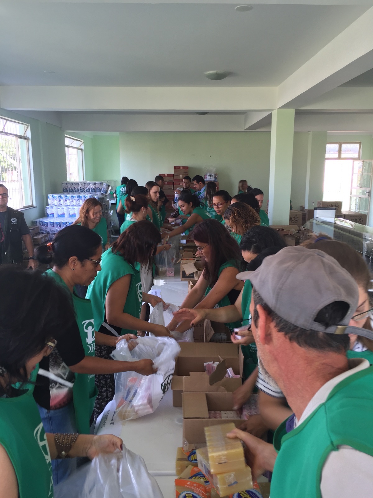 Voluntários iniciam montagem de kits de higiene nesta sexta (13)