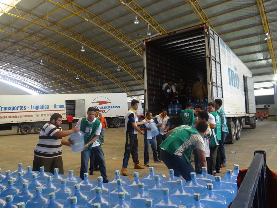 Água doada pela ADRA Brasil em emergência no Espírito Santo em 2014